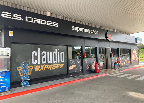 Vista exterior del supermercado Claudio Express en Mesón do Vento